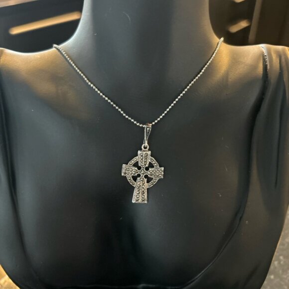 .925 sterling silver cross on 18K gold plated chain - Picture 1 of 5